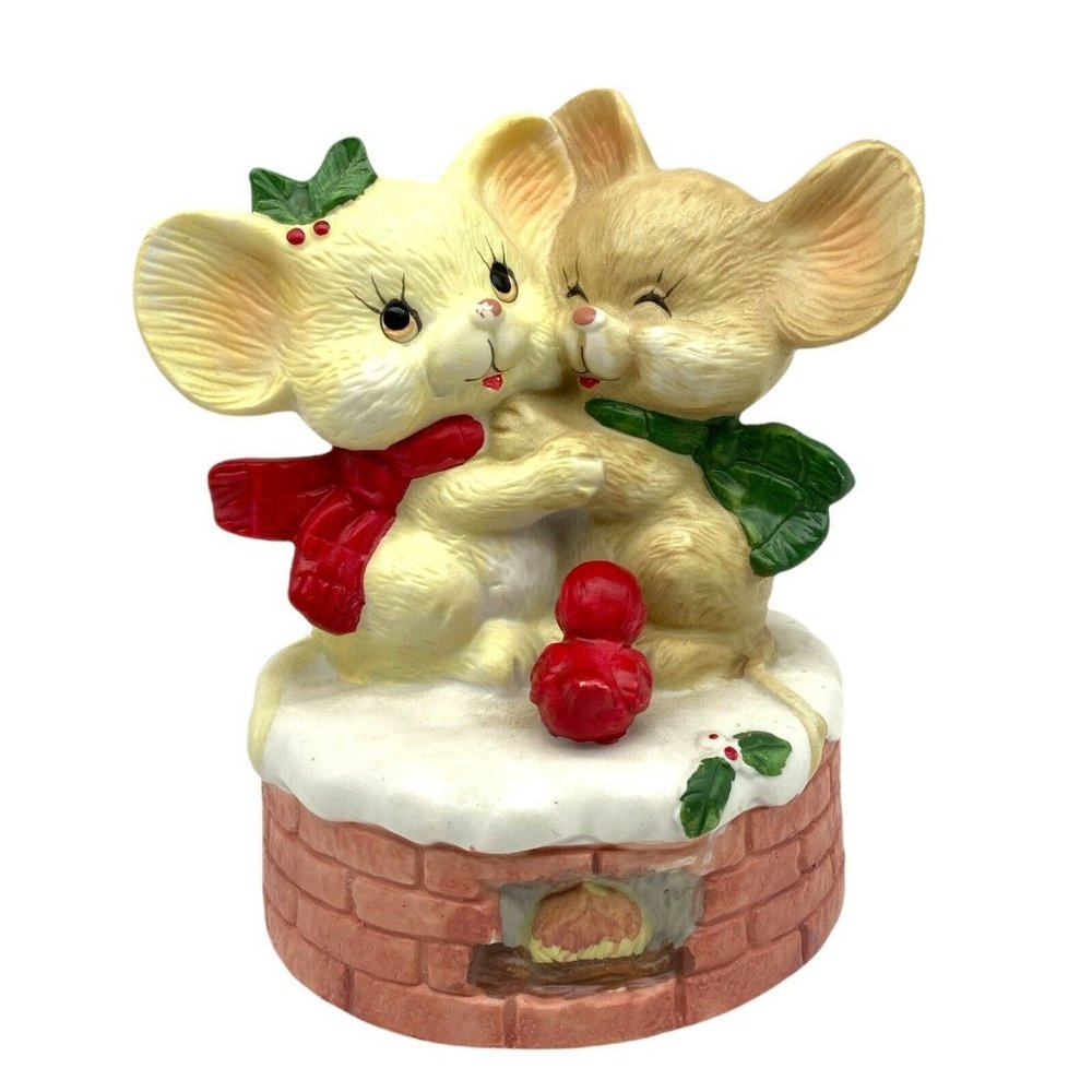 Christmas Hugs Musical Mice in the snow plays "Winter Wonderland” No Box